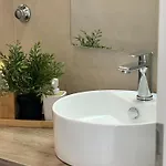 Ana, アパート ザダル